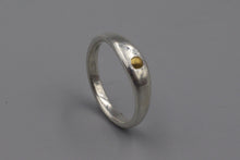 Load image into Gallery viewer, #1586, Gold Pebble, Size 7
