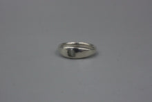 Load image into Gallery viewer, #1524, Sapphire Pebble, Size 6
